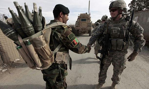 США помогают афганцу с сражаться с исламистами, которых они вырастили