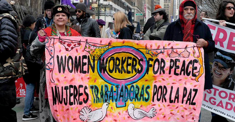 Этот снимок был сделан на 8-мартовской демонстрации в Нью-Йорке, надпись на двух языках гласит "Трудящиеся женщины за мир".