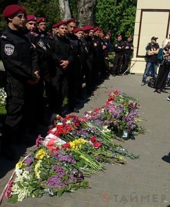 2 мая 2016. Куликово поле оцеплено спецназом. Люди оставляют цветы у ног полицейских.