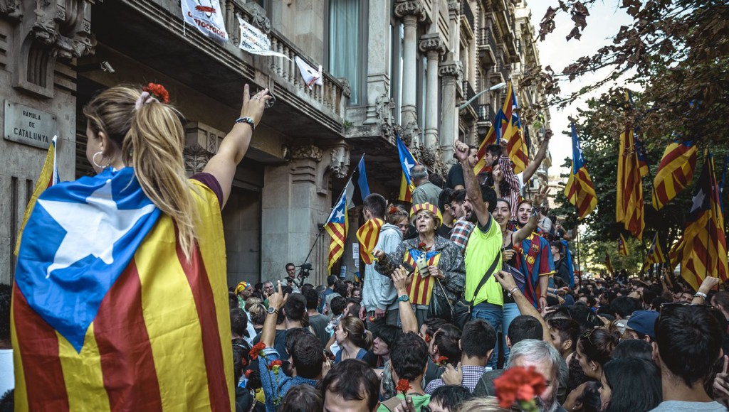 Массовый митинг против ареста сторонников проведения референдума о независимости Каталонии прошел в Барселоне